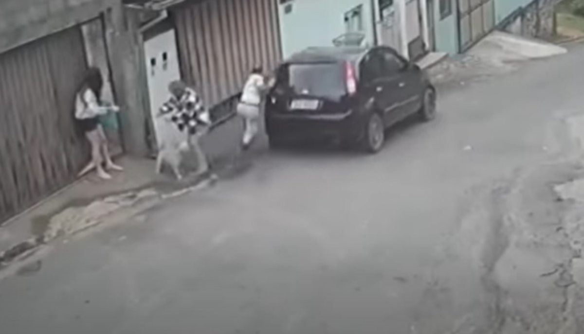 Carro-perde-o-freio-desce-ladeira-desgovernado-e-capota-1200x687-1.png