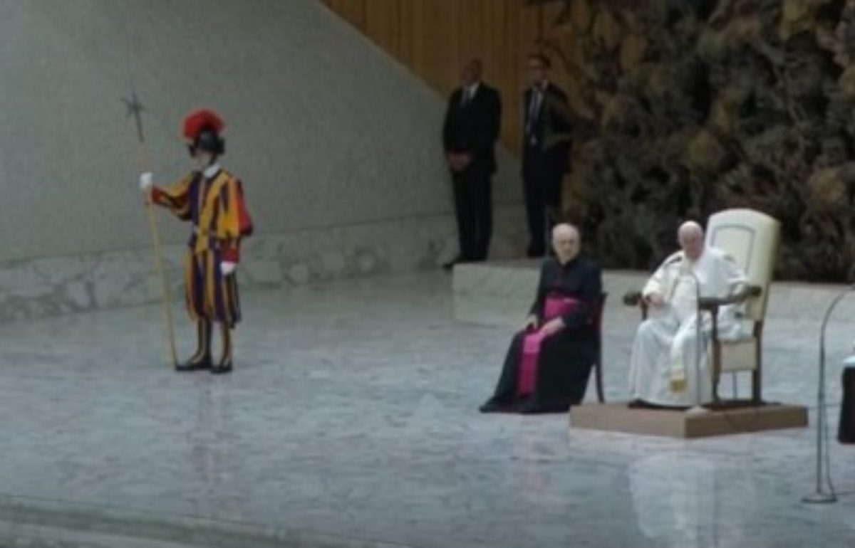 Guarda-do-Papa-desmaia-na-frente-do-pontifice-durante-audiencia-no-Vaticano-1200x770-1.jpeg