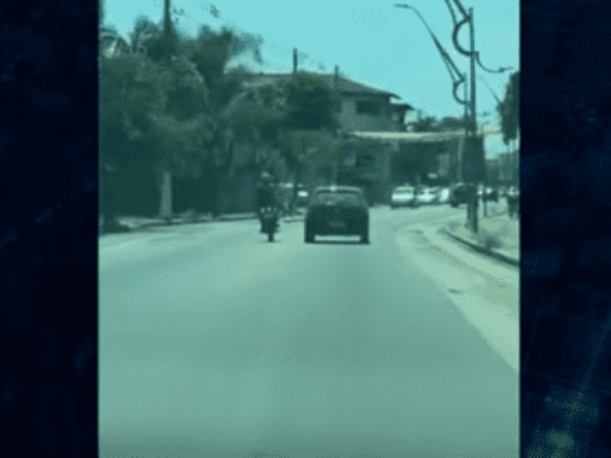 motociclista-chuta-carro-cai-em-avenida-e-quase-e-atropelado-1200x900-1.png